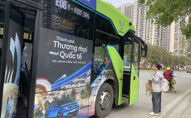 People choose electric public transport to move. Photo: Thuy Linh