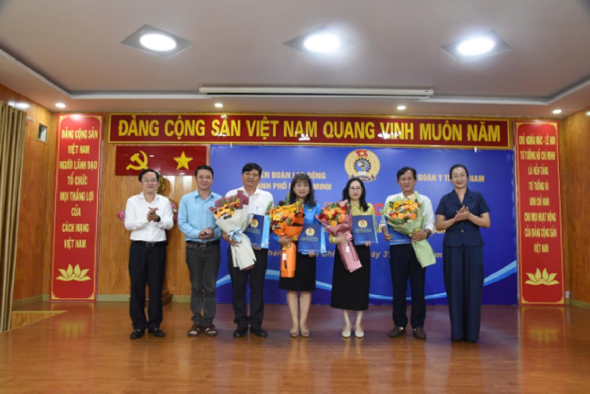 Pham Thanh Binh 부교수 - 베트남 의료 노동조합 위원장이 단위에 기초 노동조합 인수 결정을 수여하고 있습니다. 사진: Hoang Xuan Thao