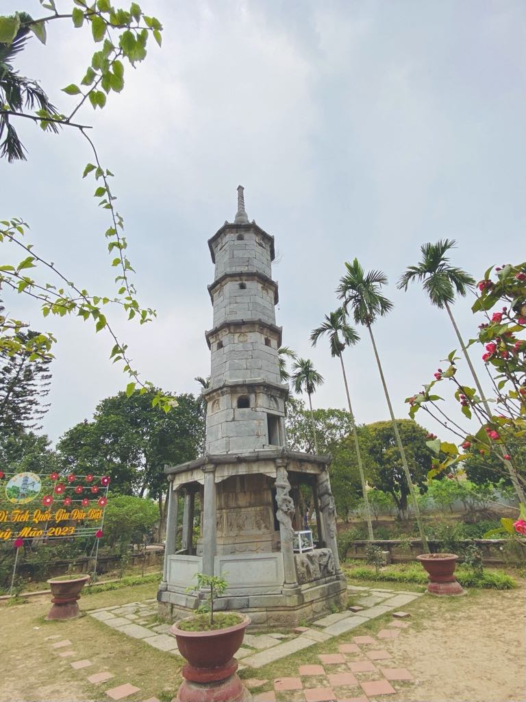 Chua But Thap noi tieng voi Thap Bao Nghiem sung sung, tuong Phat Ba Quan Am nghin mat nghin tay doc dao.