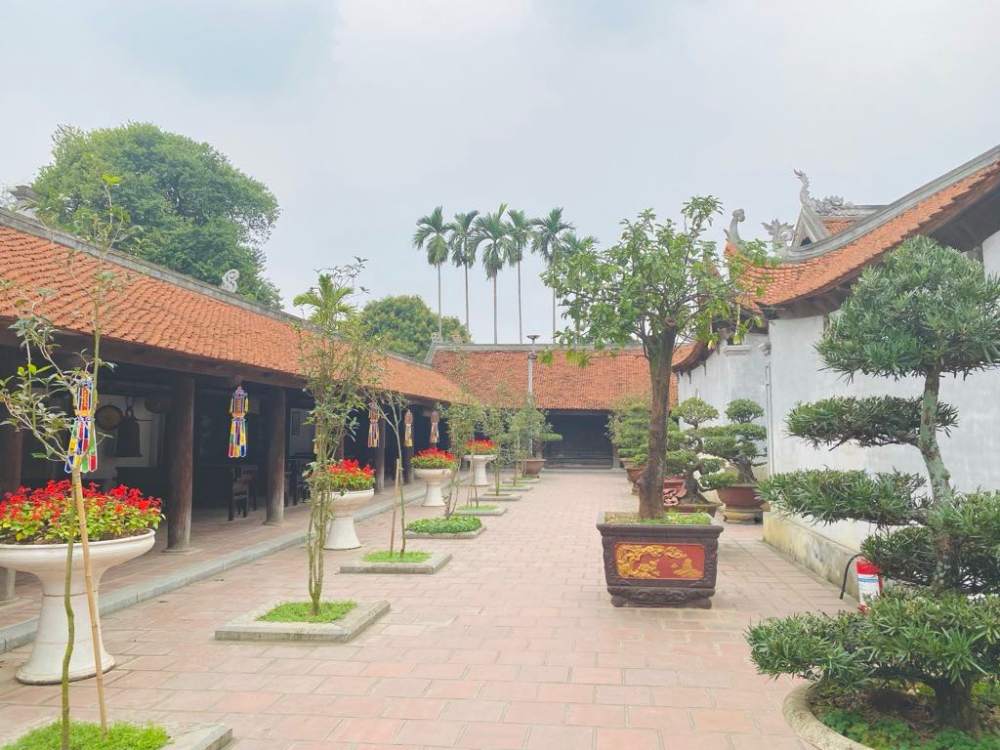 Chua so huu kien truc doc dao gom nhieu toa nha rieng biet, duoc ket noi va phan tach boi nhung khoang trong ngoai troi.