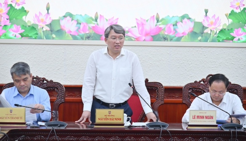 Bo truong Tu phap Nguyen Hai Ninh cho rang can tinh toan cach tiep can phu hop, hai hoa va nguyen tac hon voi viec thu hoi, boi thuong, ho tro, tai dinh cu dat dai. Anh: Bo Tu phap