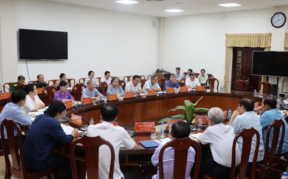 Thuong truc Tinh uy qua cac thoi ky cua tinh Tien Giang va Dong Thap (cu) tham gia gop y du thao van kien Dai hoi dai bieu Dang bo tinh lan thu I. Anh: Cong thong tin dien tu Dong Thap.