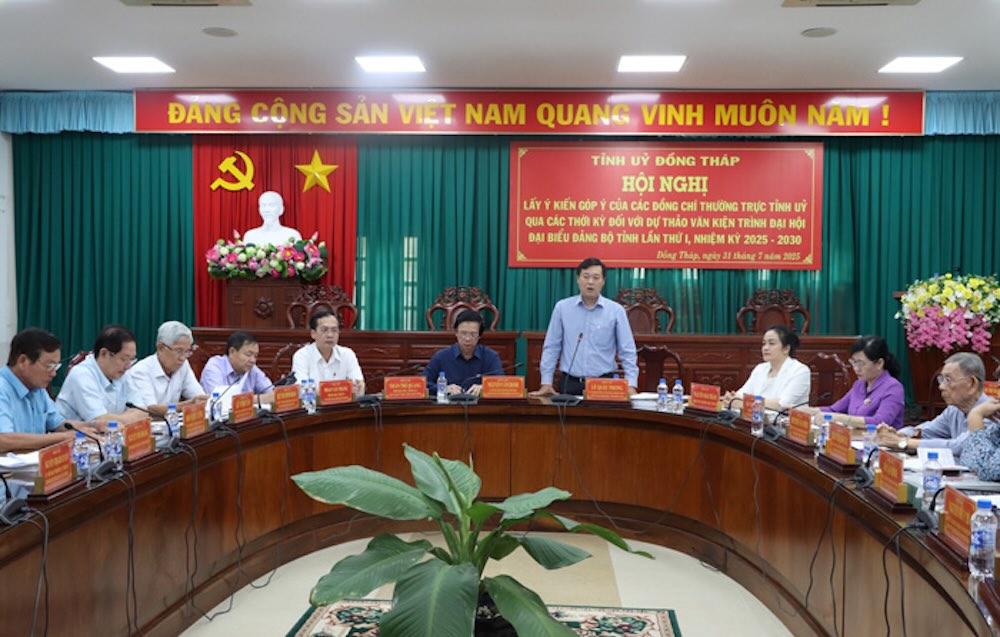 Dong chi Le Quoc Phong - Bi thu Tinh uy Dong Thap tiep thu cac y kien gop y. Anh: Cong thong tin dien tu Dong Thap.