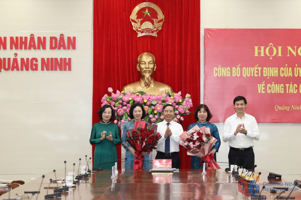 Leaders of Quang Ninh province presented flowers to congratulate Ms. Bui Thi Binh (standing 2nd from right) and Ms. Vu Thi Mai Anh (standing 2nd from left) on receiving the Decision of the Provincial People's Committee. Photo: Do Phuong
