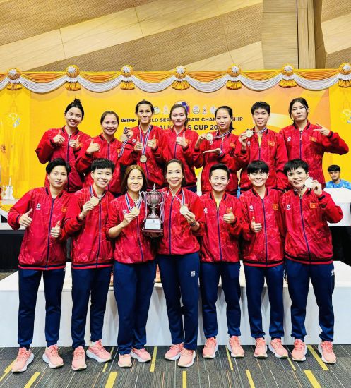 L'equipe feminine de patinage artistique vietnamienne remporte la medaille d'or dans l'epreuve d'equipe a 4 femmes aux Championnats du monde 2025. Photo : Thai Xuan
