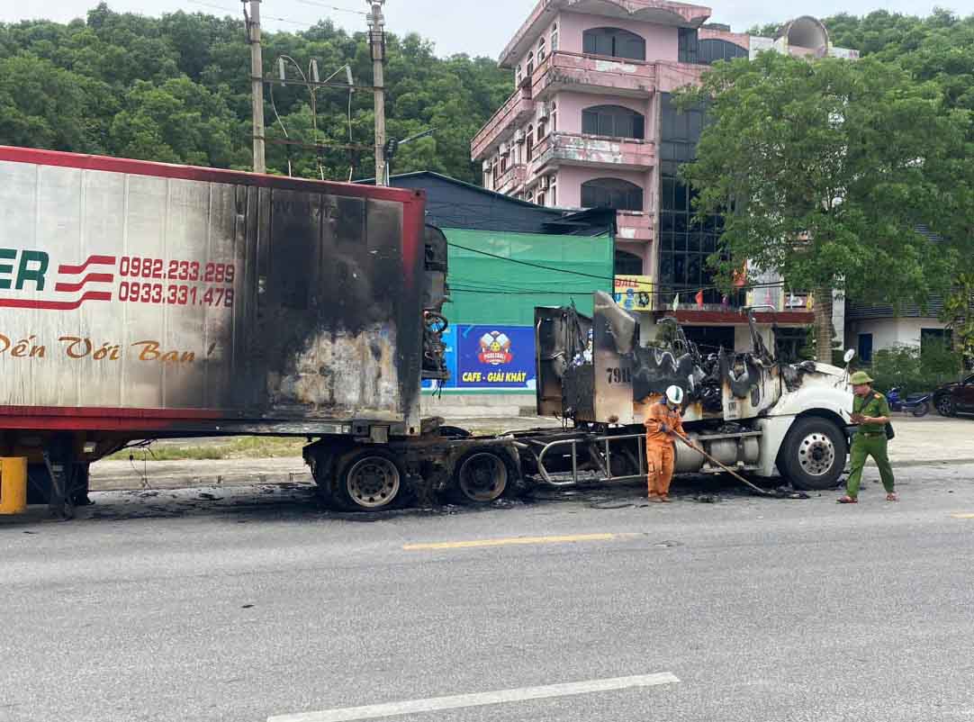 コンテナ車の頭部が焦げ付く。写真:ドゥック・トゥアン.