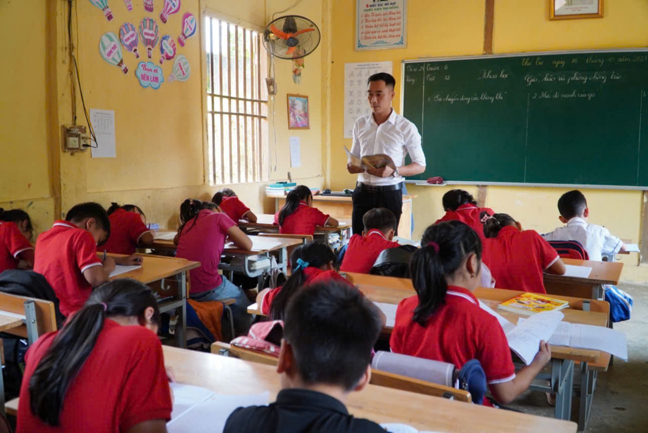 A lesson of teachers and students at Nghia Tam Primary School (Lao Cai). Photo: Van Trang