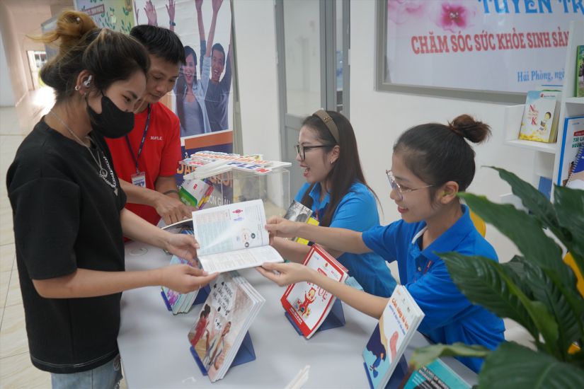 VSIP Industrial Park workers participate in propaganda programs organized by the union. Photo: Mai Dung