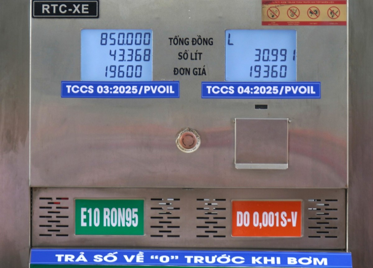 Mot chu xe o to gia dinh do 850.000 dong xang E10 sau khi duoc tu van. Ảnh: Mai Dung