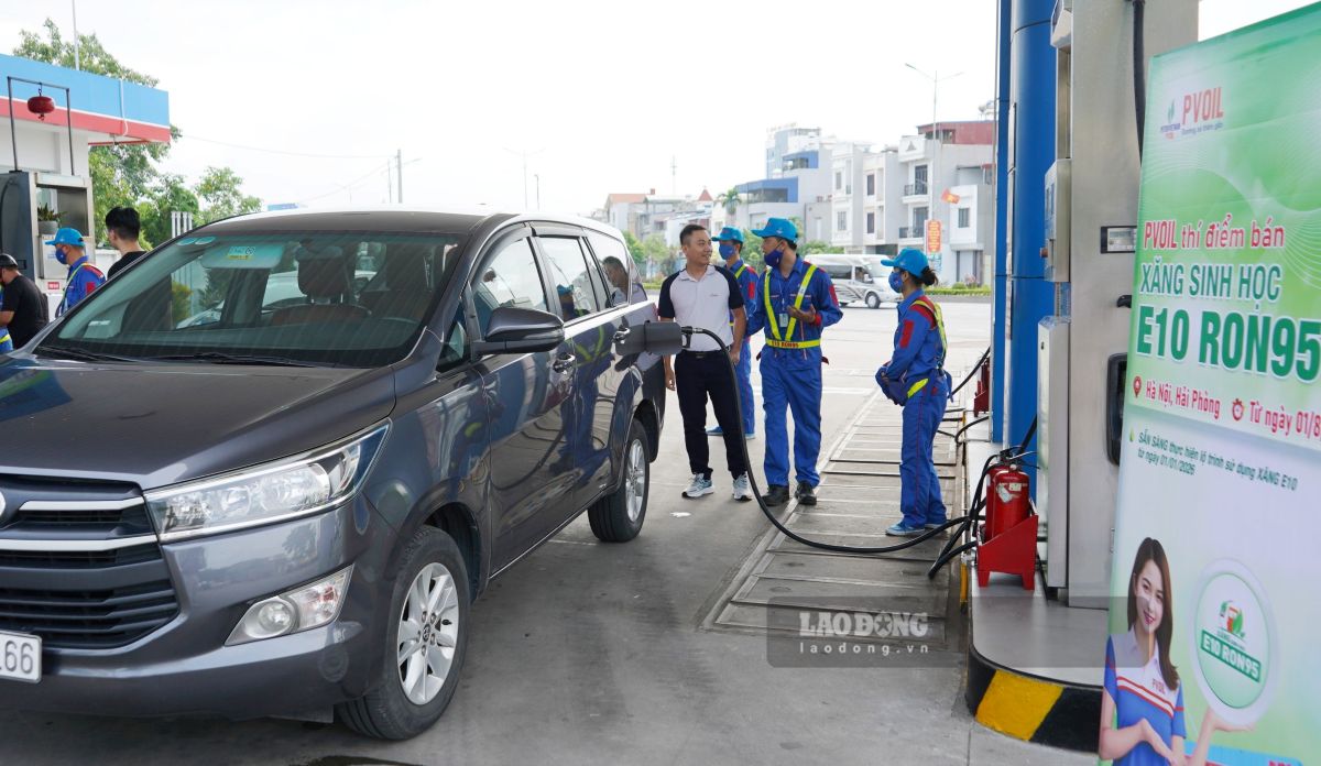 Nhung vi khach dau tien su dung xang E10 tai Hai Phong. Ảnh: Mai Dung