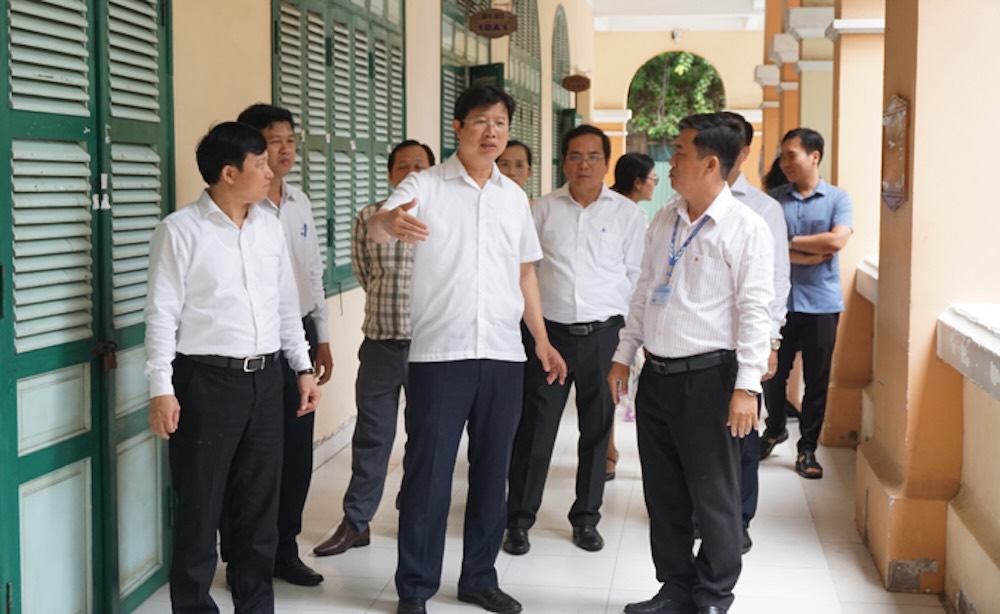 Doan khao sat thuc te tai Truong THPT Nguyen Dinh Chieu. Anh: Cong thong tin dien tu Dong Thap. 