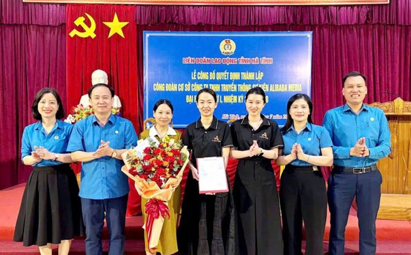The Ha Tinh Provincial Federation of Labor announced the establishment of the Trade Union of Alibaba evenings Media Company Limited. Photo: Tran Tuan