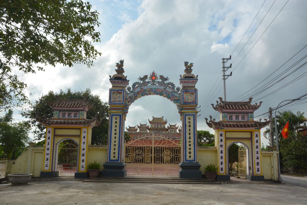 The three-door gate of the Dan Phuong communal house and pagoda relic cluster. Photo: Kim Son
