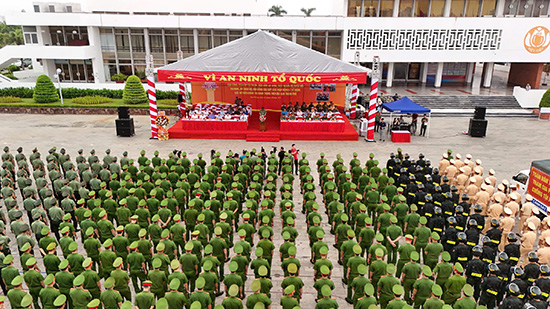 Nearly 1,000 officers and soldiers of Hai Phong City Police participated in the launching ceremony to suppress crime. Photo: Minh Hung