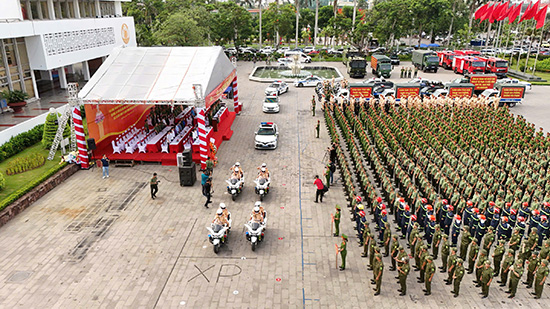 Gan 1.000 can bo chien sy Cong an TP Hai Phong tham du le ra quan tran ap toi pham, dam bao an ninh trat tu tren dia ban.  Anh: Minh Hung