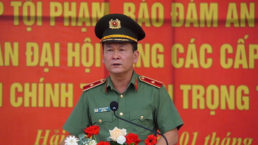 Thieu tuong, Giam doc Cong an TP Hai Phong phat dong tai le ra quan. Anh: Minh Hung
