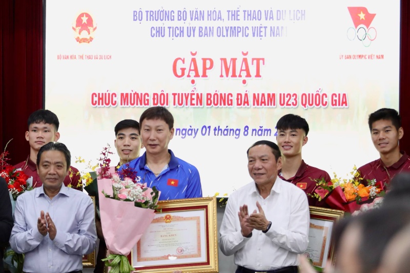 Tap the va ca nhan doi U23 Viet Nam nhan Bang khen. Anh: Ngoc Le