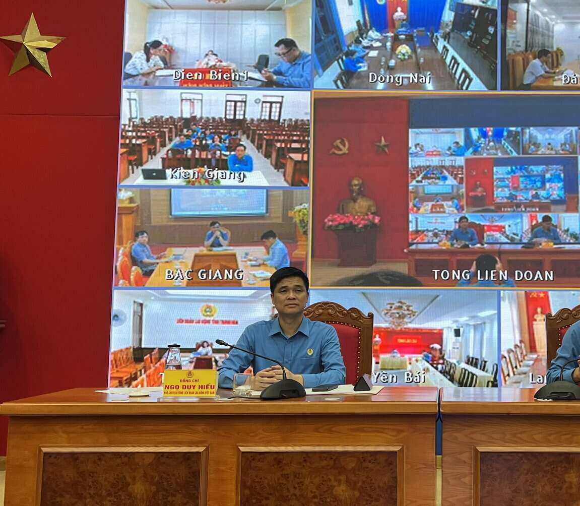 응오주이히에우 베트남 노동총연맹 부위원장이 2025년 총연맹 창의 노동 축제 시행 회의를 주재하고 있습니다. 사진: 끼에우부