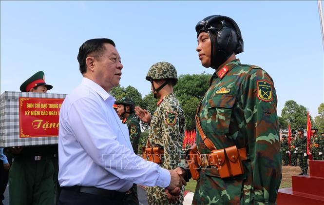 Uy vien Bo Chinh tri, Bi thu Trung uong Dang, Truong Ban Tuyen giao va Dan van Trung uong  Nguyen Trong Nghia tham hoi chien si tre dang tap luyen tai Su doan 309. Anh: Sy Tuyen/TTXVN