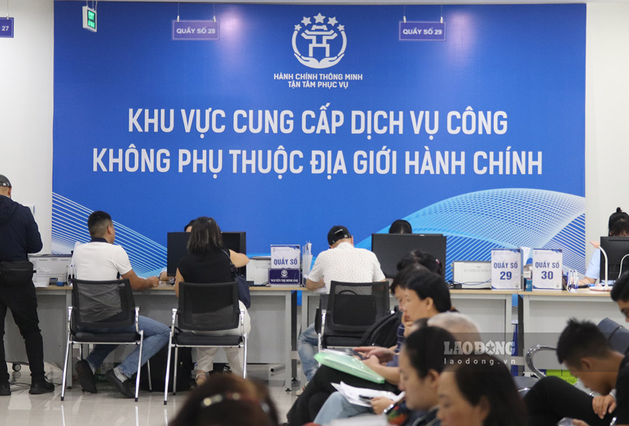 Thuc hien chu truong cua TP Ha Noi ve nang cao chat luong phuc vu nguoi dan, ngay 1.8, nhieu Trung tam Dich vu hanh chinh cong tren dia ban Ha Noi da trien khai cac tien ich mien phi cho nguoi dan va doanh nghiep den lam thu tuc.