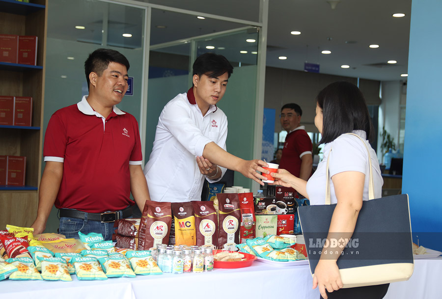 Nhieu nguoi dan cam thay rat vui va thoai mai khi duoc phuc vu nuoc va banh mien phi trong luc lam thu tuc.