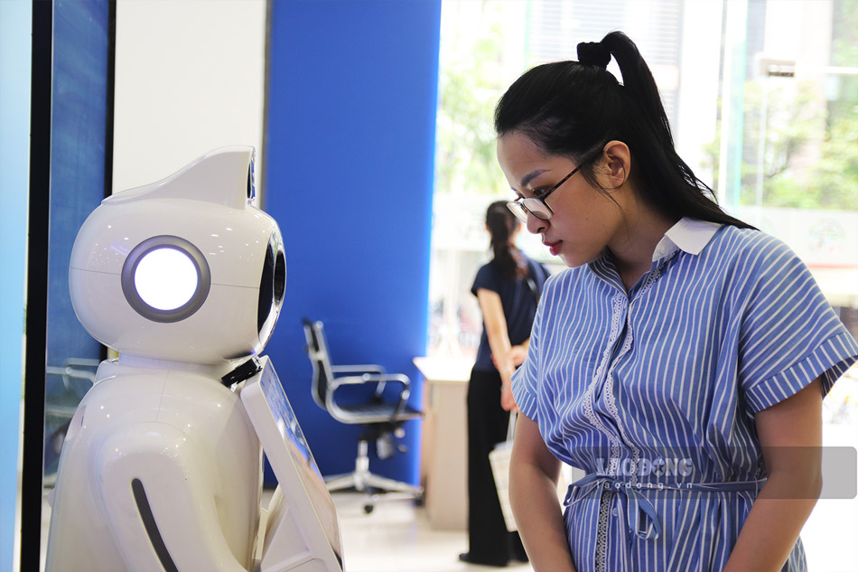 Mot trong nhung diem nhan la robot thong minh duoc bo tri tai trung tam de ho tro nguoi dan khi thuc hien thu tuc hanh chinh. Chi Nguyen Tran Thuy Dung (phuong Phu Thuong, Ha Noi) di lam bao hiem y te cho con chia se: “Toi bat ngo khi robot huong dan rat ro cac loai giay to can mang theo, khong can qua phu thuoc vao nhan vien huong dan, toi co the tu tim hieu cac thu tuc lien qua thong qua robot thong minh.”