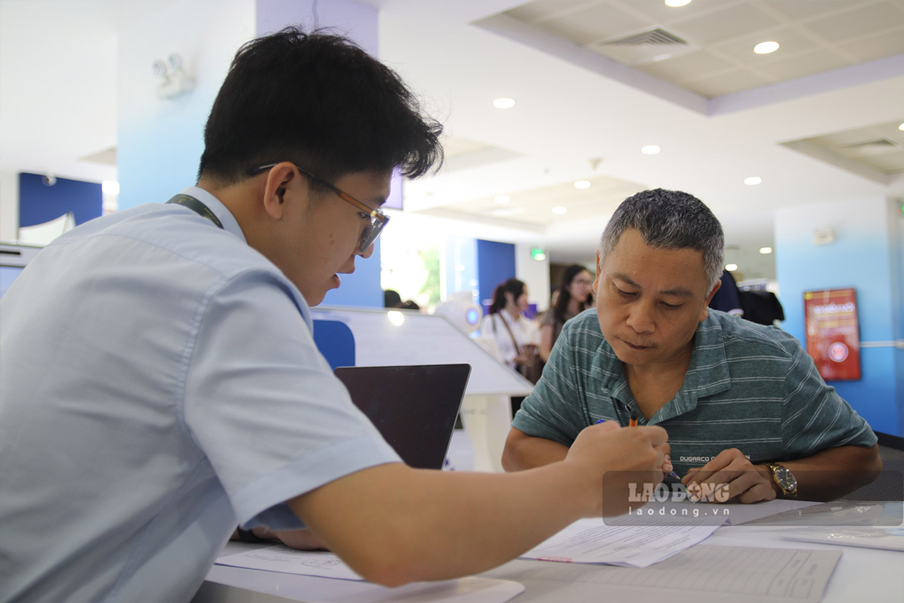 Nguoi cao tuoi duoc ho tro nhiet tinh tai trung tam de hoan tat ca thu tuc hanh chinh.