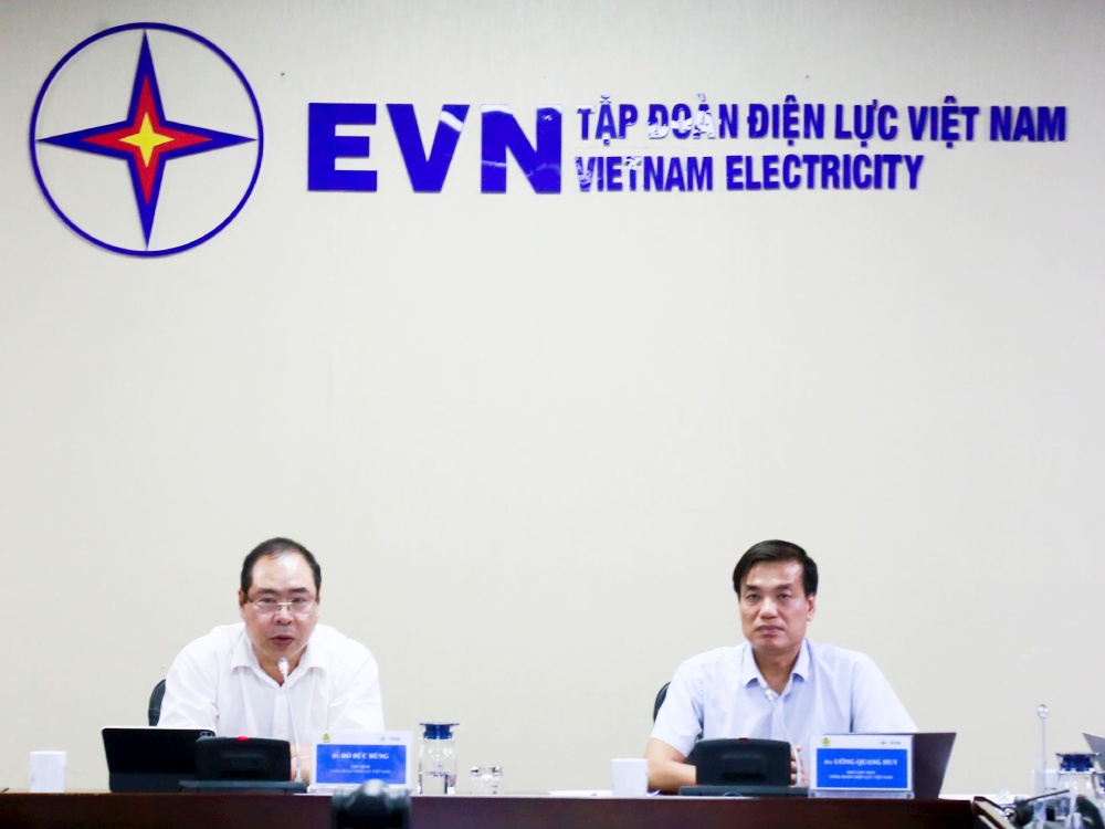 도득훙 베트남 전력 노동조합 위원장이 회의에서 결론 발언을 하고 있습니다. 사진: 닥끄엉