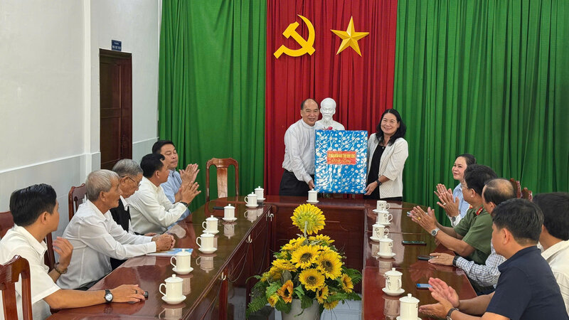Pho Chu tich UBND tinh Nguyen Thi Be Muoi tang qua luu niem cho Anh: Hoang Loc