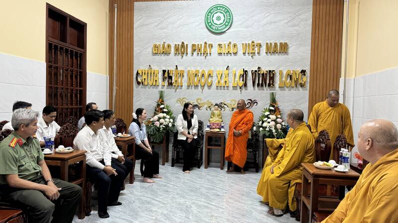 Lideres del Comite Popular Provincial de Vinh Long visitan y felicitan a las organizaciones religiosas de la zona. Foto: Hoang Loc