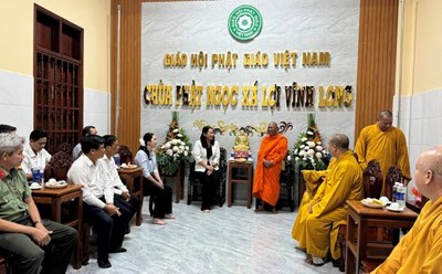 Leaders of Vinh Long Provincial People's Committee visited and congratulated religious organizations in the area. Photo: Hoang Loc