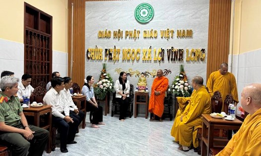 Lãnh đạo UBND tỉnh Vĩnh Long thăm và chúc mừng các tổ chức tôn giáo trên địa bàn. Ảnh: Hoàng Lộc