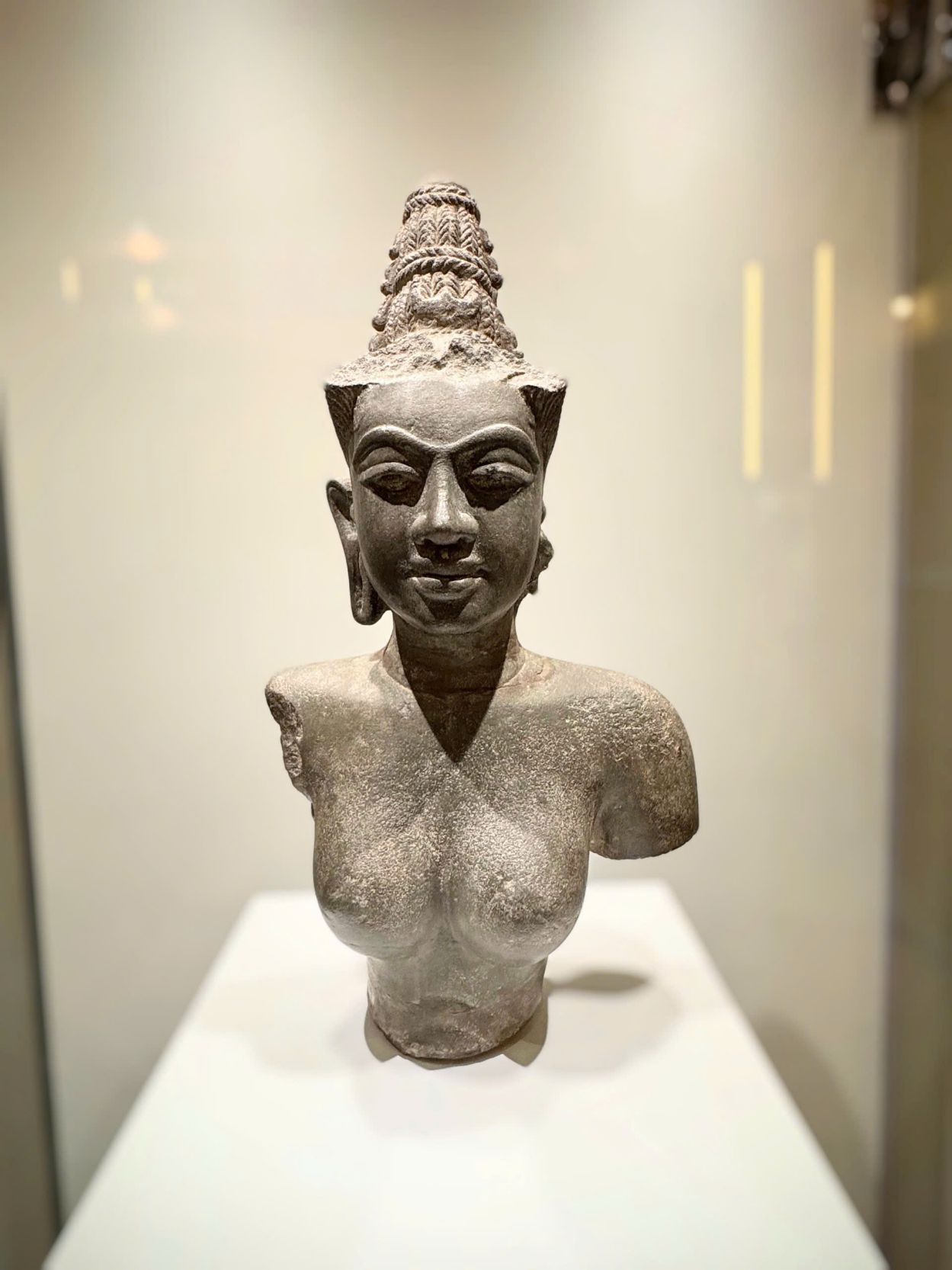 The statue of the goddess Huong Que, an ancient treasure, is rare. Photo: Kim Son