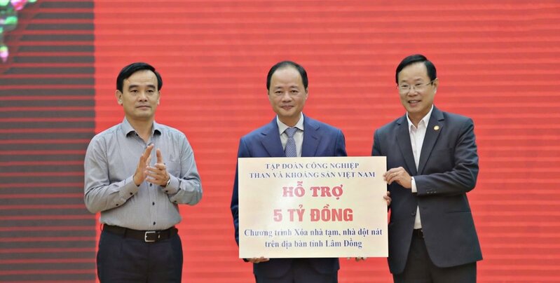 TKV 노동조합 위원장 Le Thanh Xuan 씨(왼쪽)가 람동성 임시 주택 및 허술한 주택 철거 프로그램 지원을 위해 TKV를 대표하여 50억 동의 액면가를 기증했습니다. 사진: Van Tien