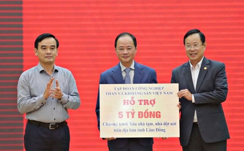 Mr. Le Thanh Xuan - Chairman of TKV Trade Union (left) representing TKV presented a loan of 5 billion VND to support the Program to Eliminate Temporary and Dilapidated Houses in Lam Dong Province. Photo: Van Tien