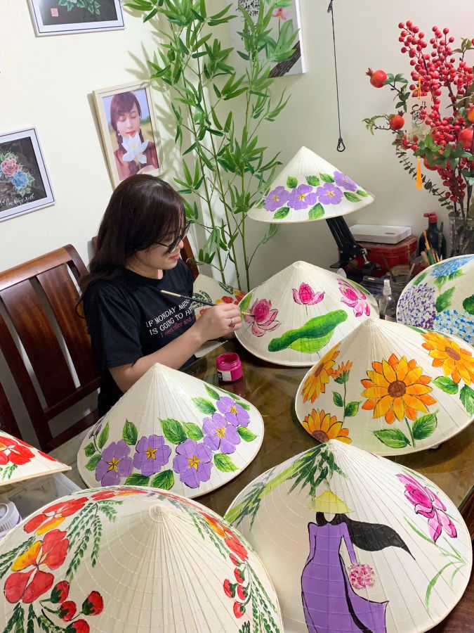 Ms. Hang with her conical hat products. Photo: Character provided
