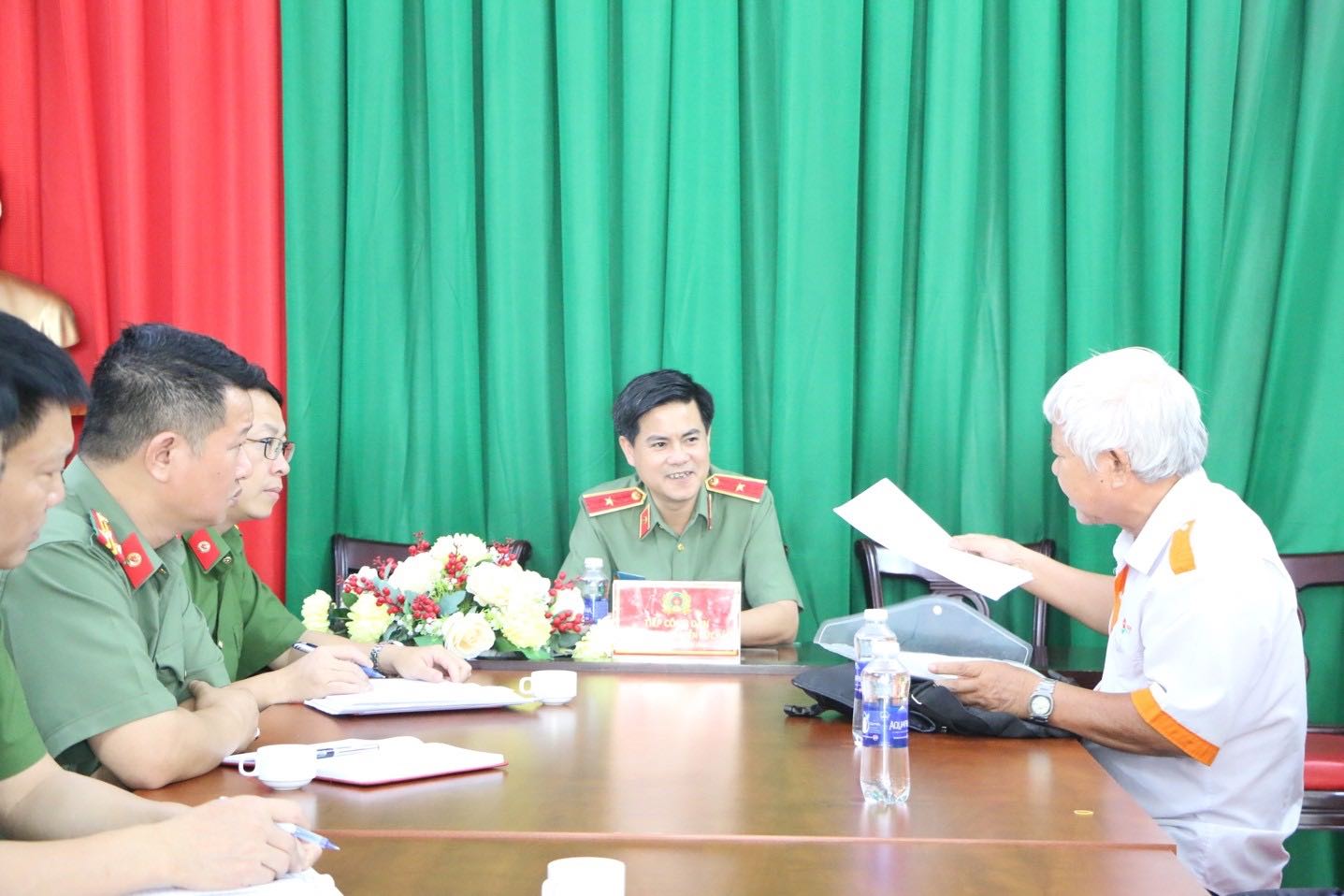 州警察​​のディレクターであるNguyen Duc Hai少将は、市民の勧告を直接耳を傾け、認めました。写真：ドンナイ警察