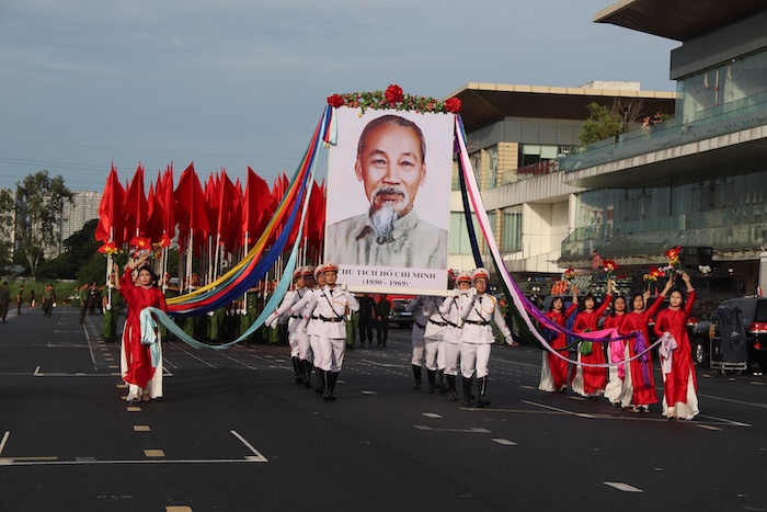 Dan dau doan dieu binh, dieu hanh la khoi ruoc anh Chu tich Ho Chi Minh. Anh: Nguyen Linh
