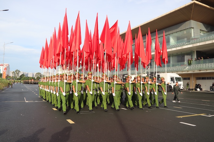 Khoi ruoc Hong ky. Anh: Nguyen Linh