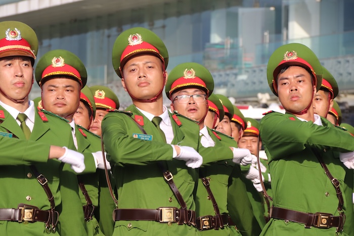 하노이 공안 간부 및 전투원들이 안보 및 질서 보장 출정식 8월 혁명 성공 80주년 및 9월 2일 국경일 평화를 위한 축제 기념 활동 준비 합동 훈련에 참가했습니다. 사진: 응우옌 린