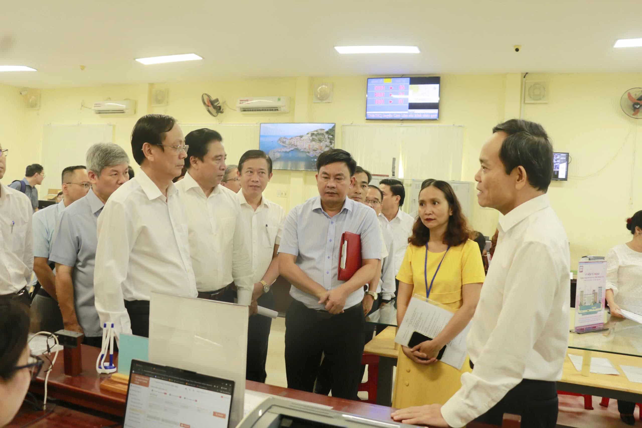 地方自治体2段階モデルの実施から1ヶ月後、カインホアのコミューン、区は基本的に円滑に運営されています。写真:Huu Long