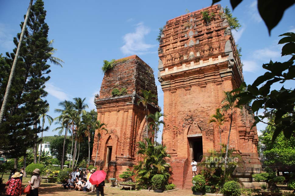 Di tich Thap Doi thu hut dong dao du khach tham quan. Anh: Hoai Phuong
