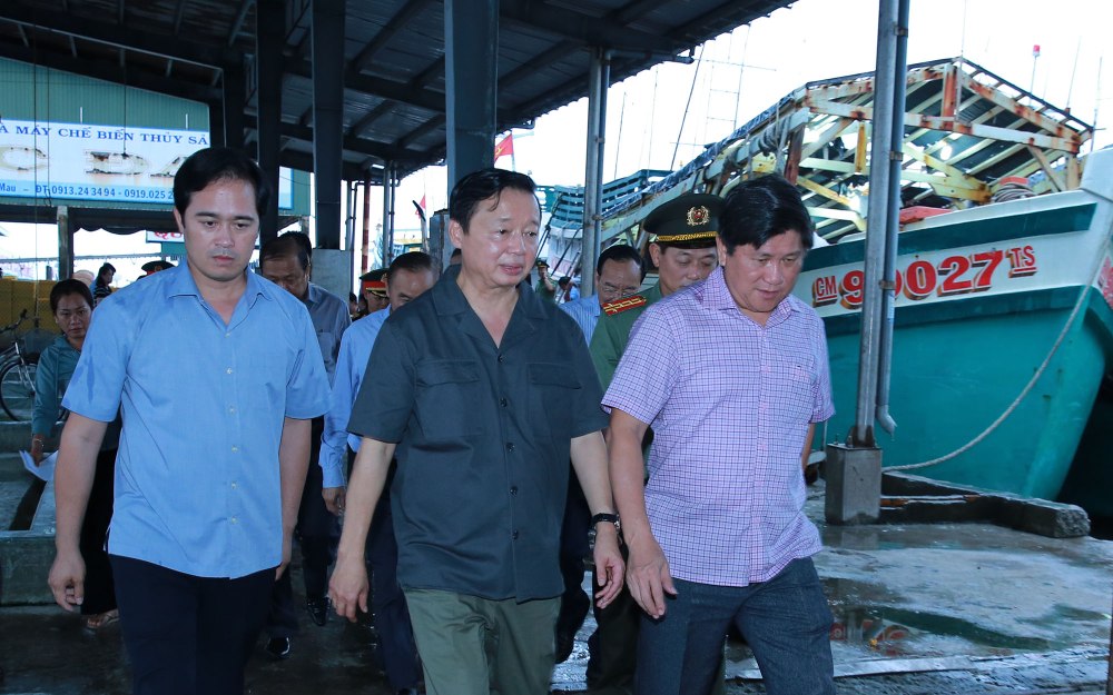 Deputy Prime Minister Tran Hong Ha visited Song Doc fishing port (Ca Mau) on the afternoon of October 16, 2024. Photo: VGP/Dinh Nam