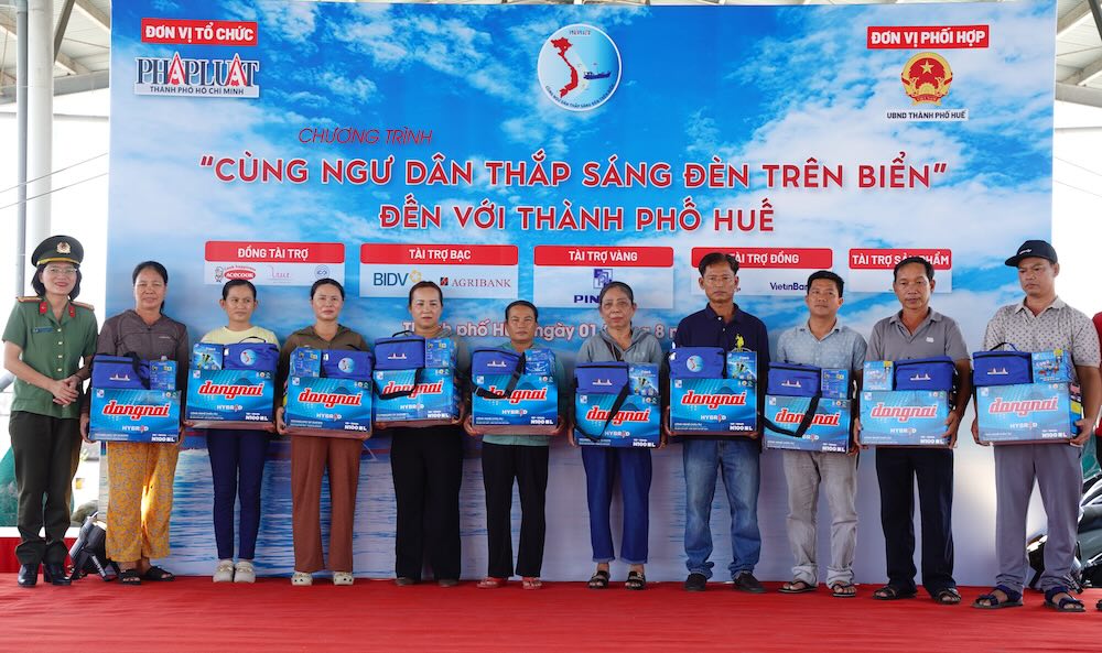 Los pescadores de la ciudad de Hue reciben regalos significativos del Comite Organizador del programa 'Juntos pescadores encendendo luces en el mar'. Foto: Nguyen Luan