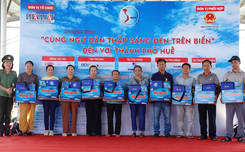 Hue City fishermen received meaningful gifts from the Organizing Committee of the program "Lighting up the sea with fishermen". Photo: Nguyen Luan