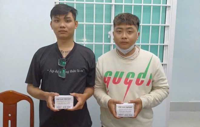 Bắt quả tang 2 đối tượng rải tờ rơi cho vay tiền góp lúc rạng sáng