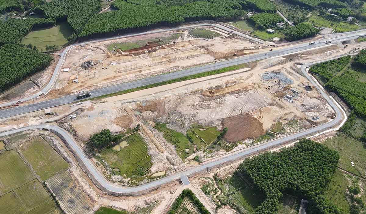 Ham Nghi - Vung Ang高速道路の休憩所が建設に集中しています。写真:Tran Tuan