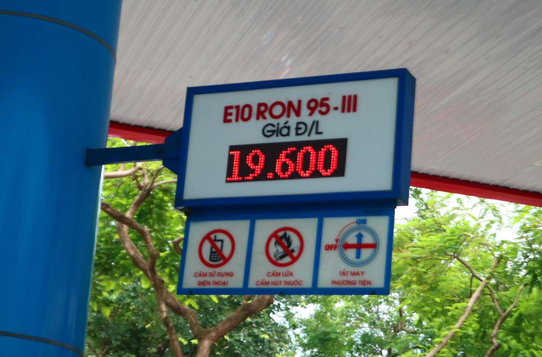 Gia ban le xang E10 RON95 mo ban ngay 1.8.2025 la 19.600 dong/lit. Anh: Tuyet Lan
