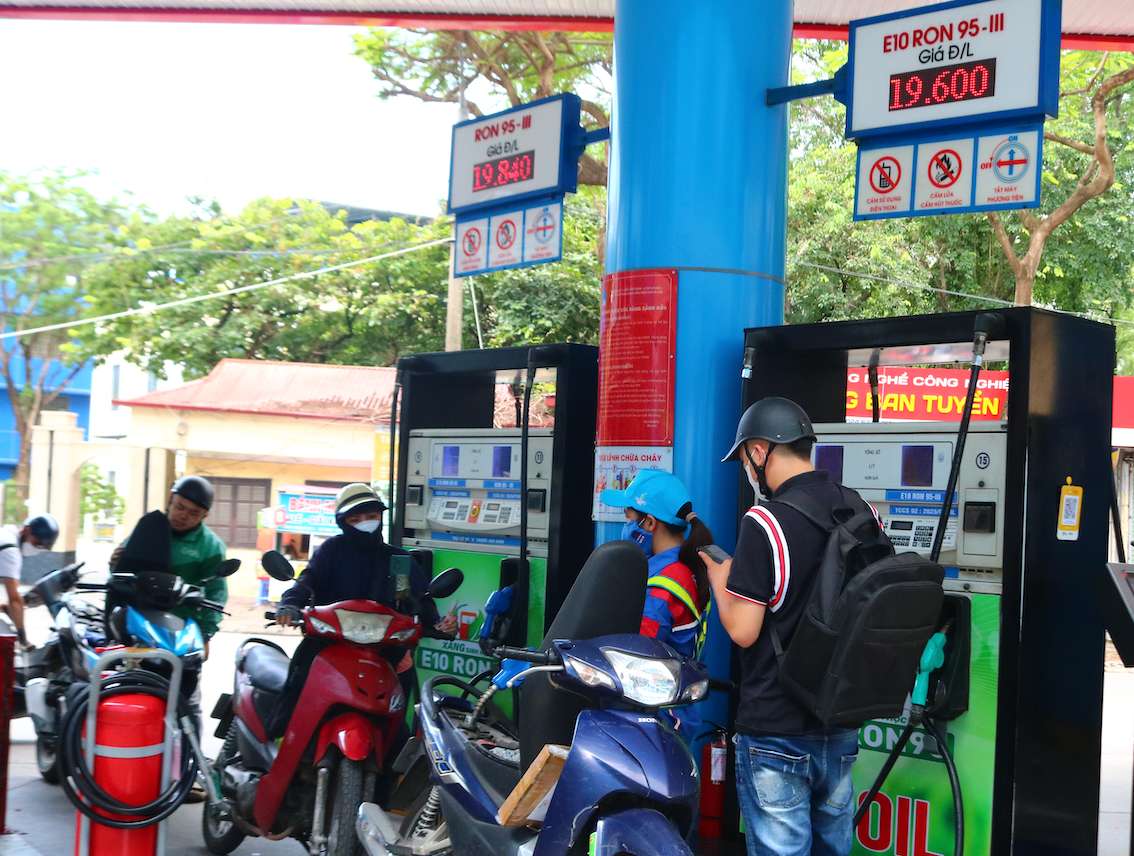 Tru xang E10 RON95 ghi nhan luot khach khong kem canh so voi xang khoang RON95-III. Anh: Tuyet Lan