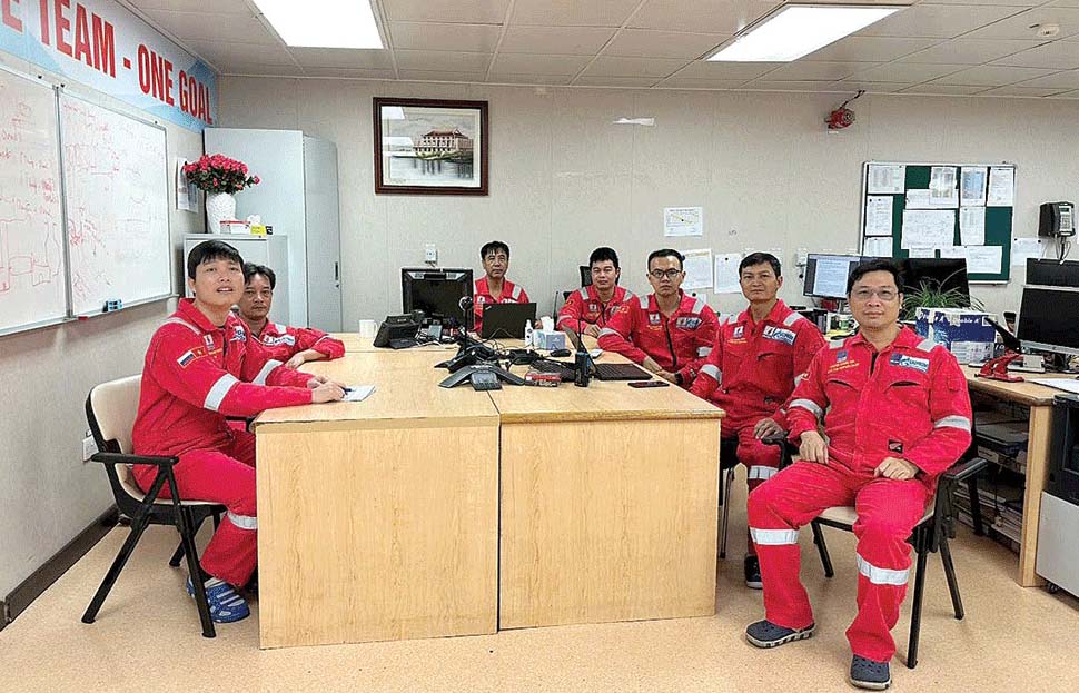 하이탁 플랫폼의 당원들은 온라인 형태로 중앙위원회의 결의안을 학습합니다. 사진: 만쭝